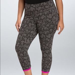 NWOT torrid Active size 2 Skull Trim Pants